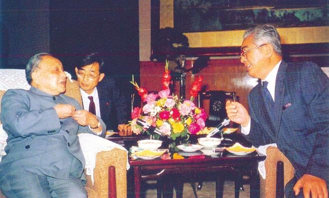 宴宴请五位老人:希望大家能解放思想麻将胡了试玩1979年摆了一桌火锅(图3) 宴宴请五位老人:希望大家能解放思想麻将胡了试玩1979年摆了一桌火锅(图3)