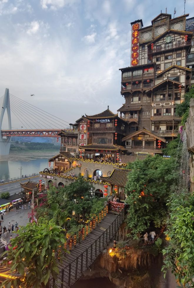 华版：魔幻城市+市井烟火+美食地图PG电子麻将胡了模拟器重庆六日游精(图2)